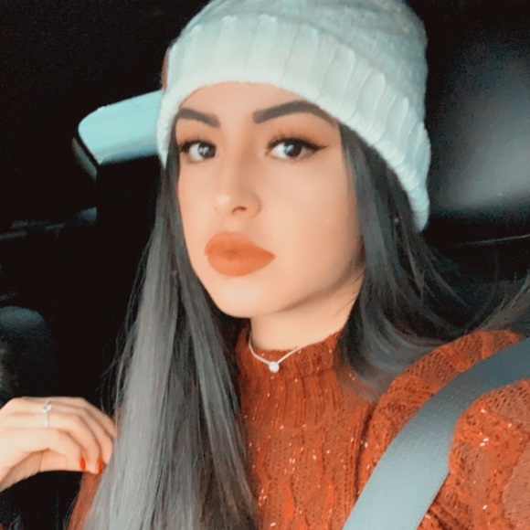 Poshmark profile picture for @lesli_e
